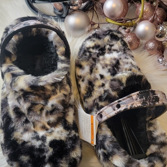 Crocs CLASSIC FUR SURE WOMEN CLOG - Picture 3 of 15